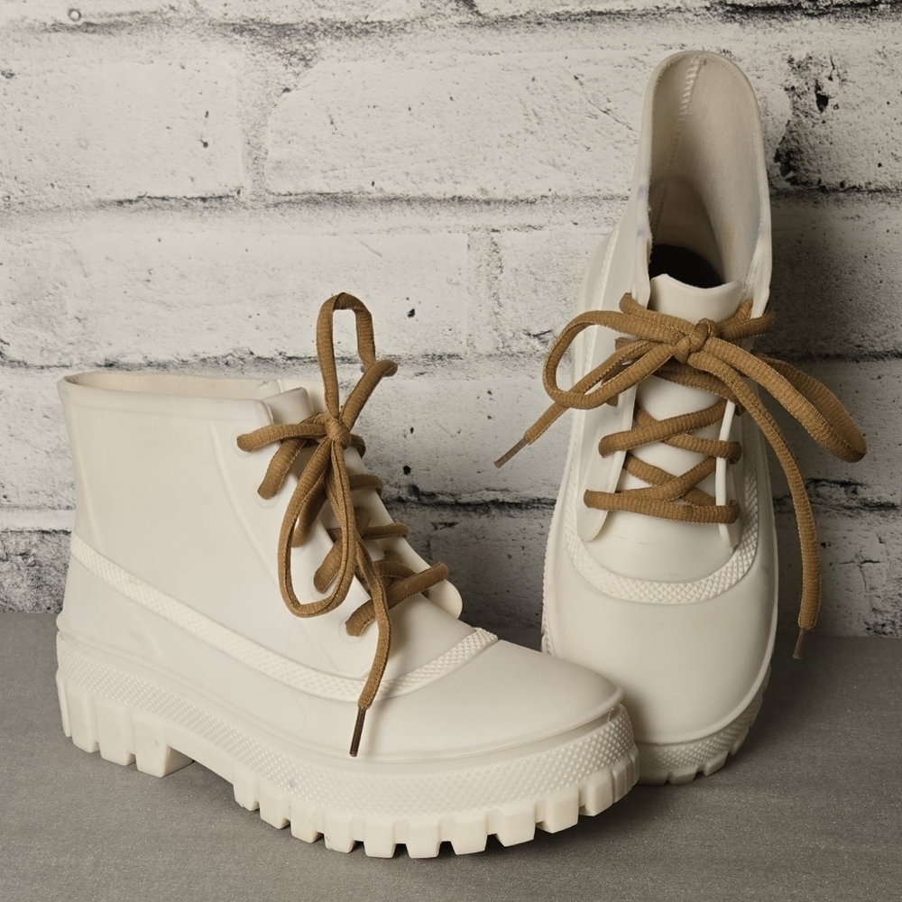 Wild Diva Lounge White Platform Boots Women’s Size 8 Chunky Lug Sole Ankle Lace